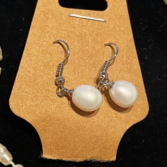 Elegant Freshwater Pearl Jewelry Set - Necklace, Bracelet, and Earrings - Picture 4 of 13